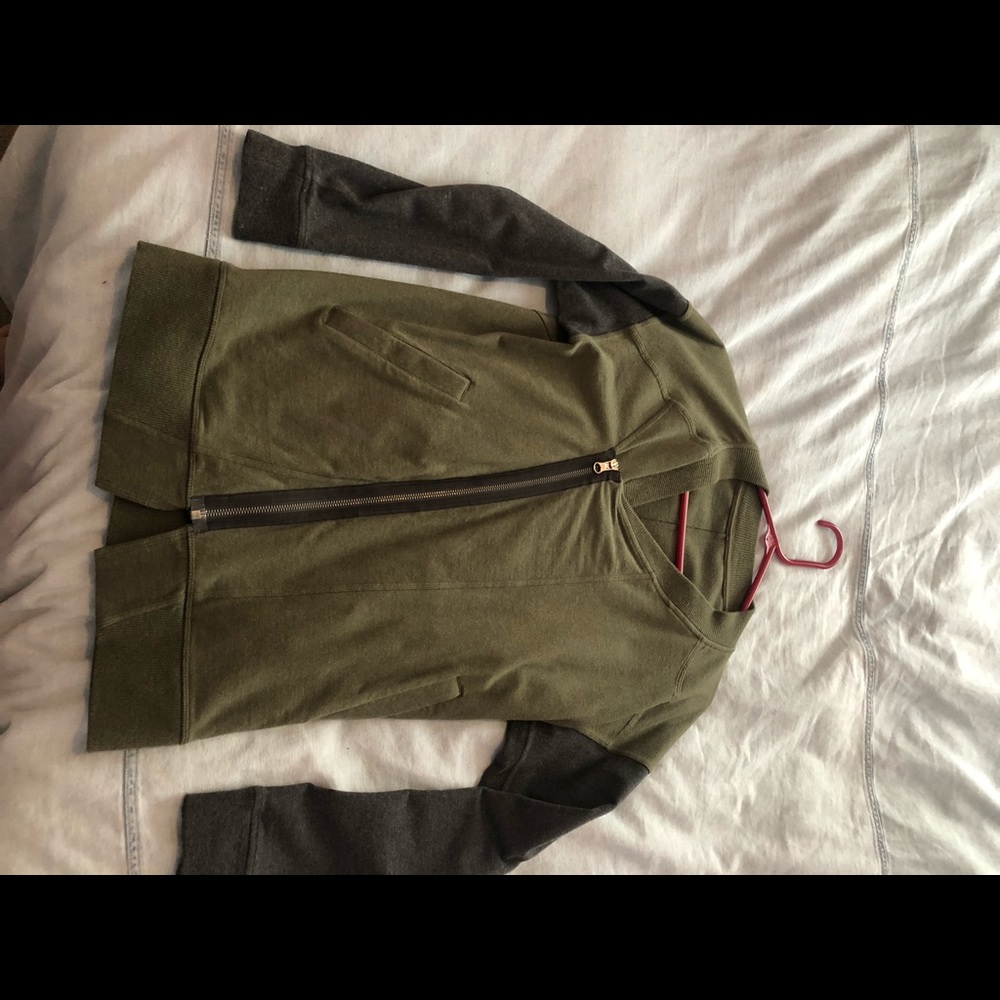 Lululemon cape (size 6).